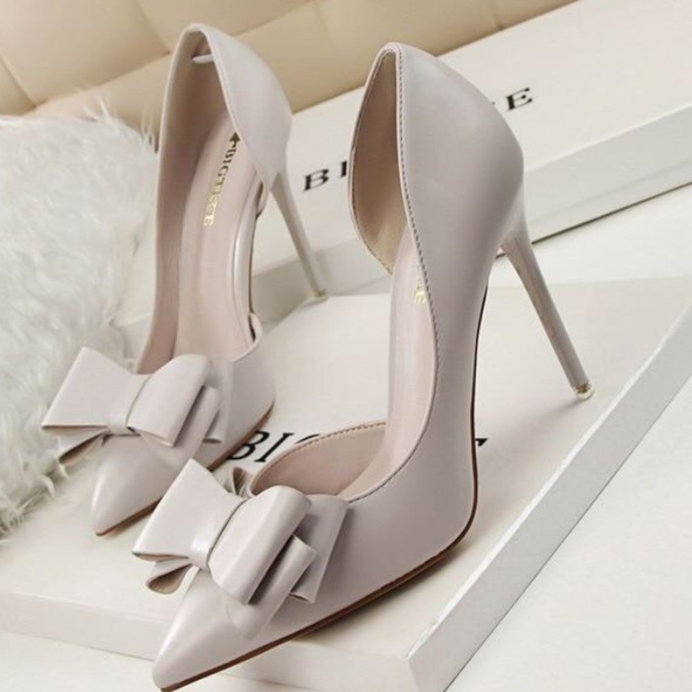 Nude bow heels